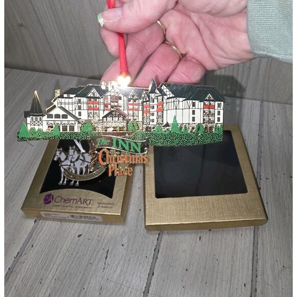 Charleston, SC ChemArt Horse drawn Carriage The Inn Christmas Place Ornament - Picture 7 of 15